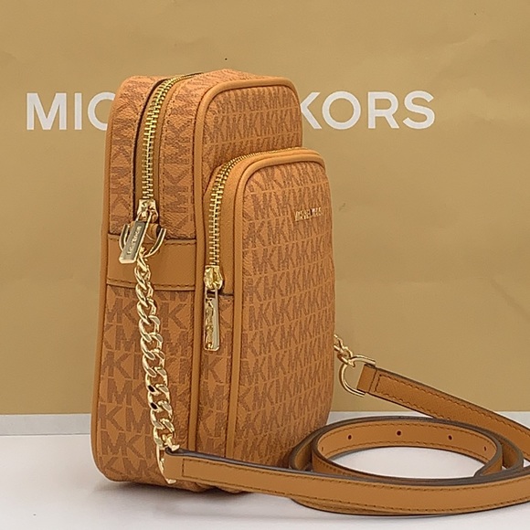 MICHAEL KORS
Jet Set Travel Medium Signature Logo Crossbody
COLOR CIDER MULTI - Picture 4 of 15